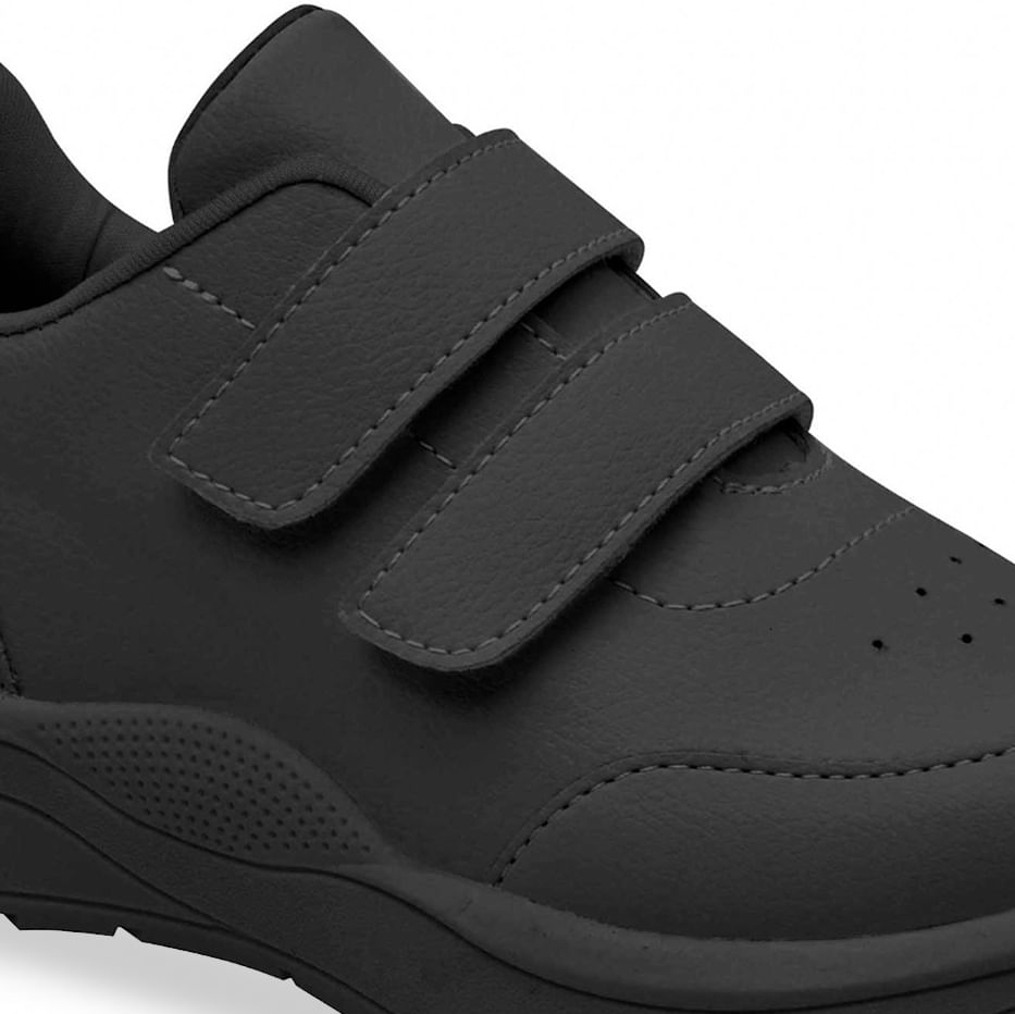 Tênis infantil preto com fechamento por velcro, vista lateral destacando o design e acabamento